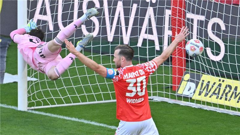 Bayern-Torwart Jonas Urbig wurde von seinen Vorderleuten öfter im Stich gelassen.