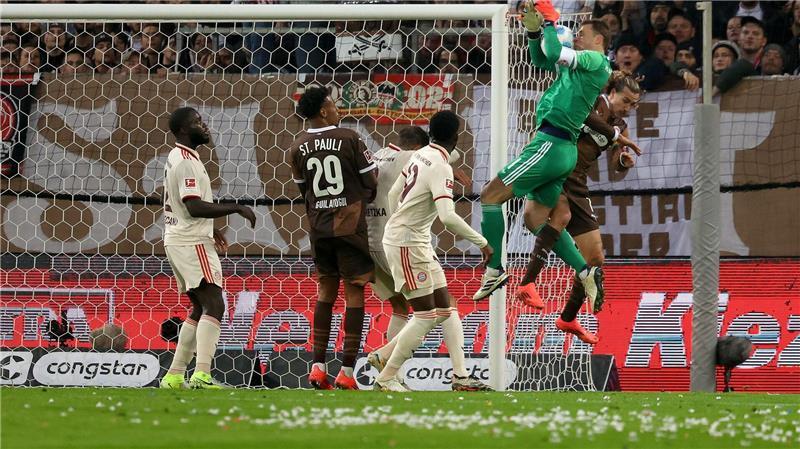 Vasiljs Spiele gegen Idol Neuer: „Absolut verrückt“ Bayern-Torwart Manuel Neuer am Millerntor gegen den FC St. Pauli. (Archiv)