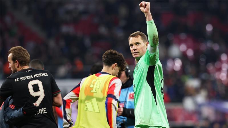 Bayern-Torwart Manuel Neuer jubelt über den nächsten Kantersieg.