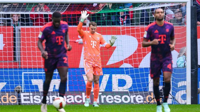 Bayern-Torwart Manuel Neuer nach seinem fatalen Patzer. 