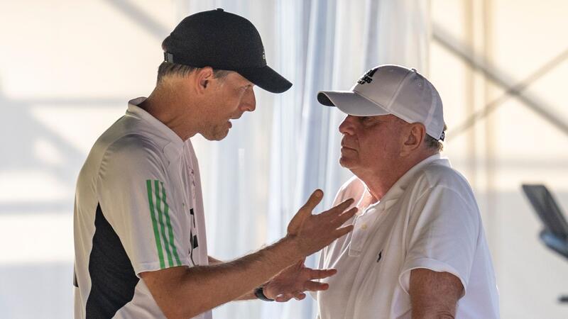 Bayern-Trainer Thomas Tuchel im Gespräch mit Ehrenpräsident Uli Hoeneß.