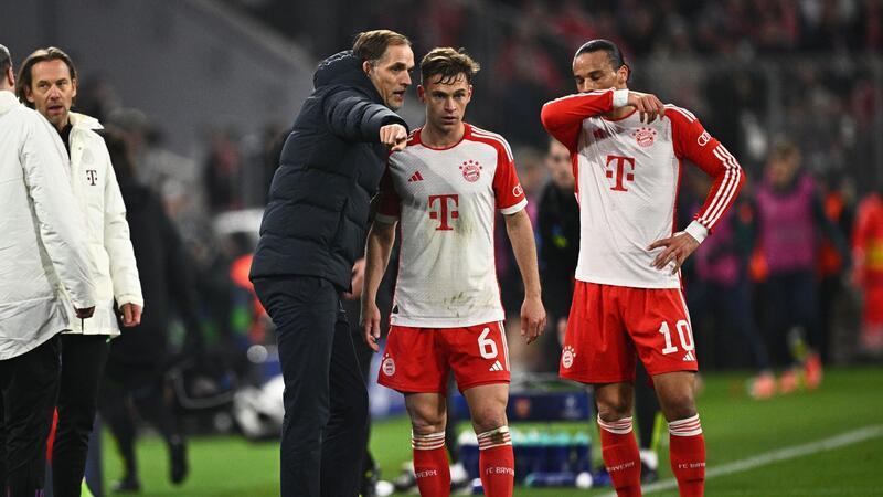 Bayern-Trainer Thomas Tuchel (l) gibt Joshua Kimmich (M.) und Leroy Sané Anweisungen.