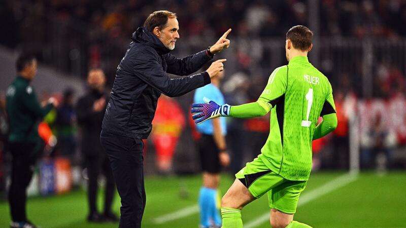 Bayern-Trainer Thomas Tuchel (l) gibt Torhüter Manuel Neuer Anweisungen.
