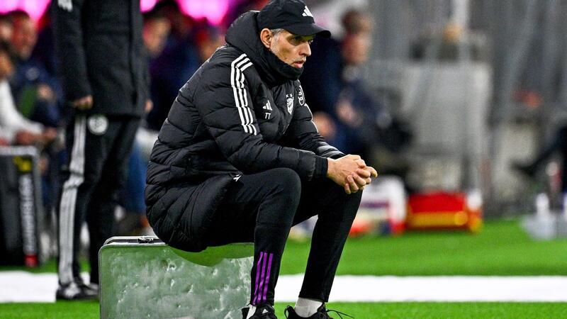 Bayern-Trainer Thomas Tuchel sitzt während der Partie gegen RB Leipzig auf einem Aluminiumkoffer.
