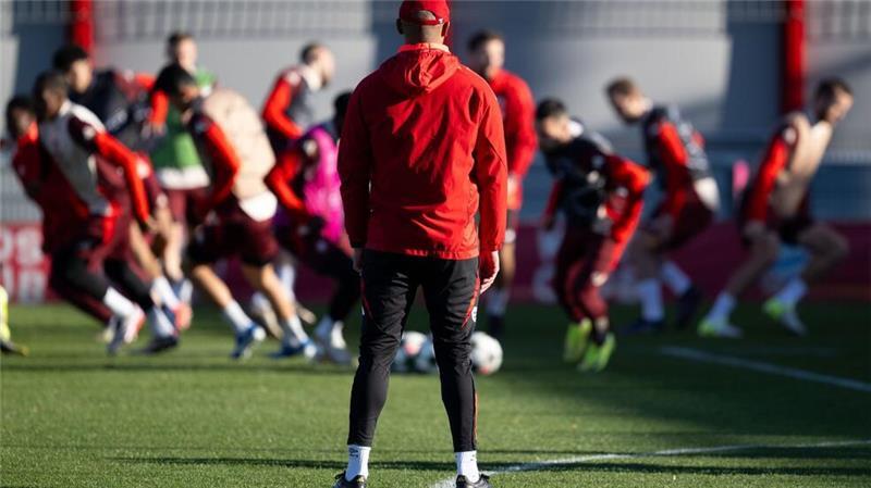 Bayern-Trainer Vincent Kompany beobachtet seine Spieler beim Training vor dem PSG-Spiel.