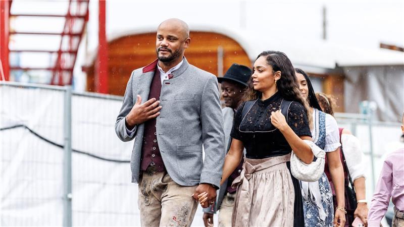 Bayern-Trainer Vincent Kompany nahm nicht nur seine Frau Carla auf die Wiesn mit.