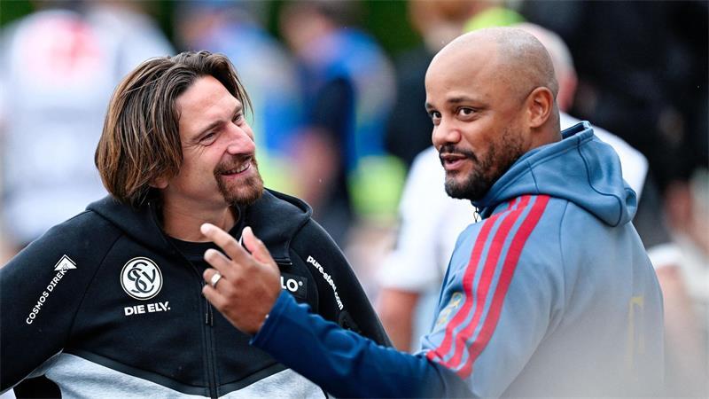 Bayern-Trainer Vincent Kompany (r) würde in der nächsten Saison gern wieder nach Elversberg kommen.