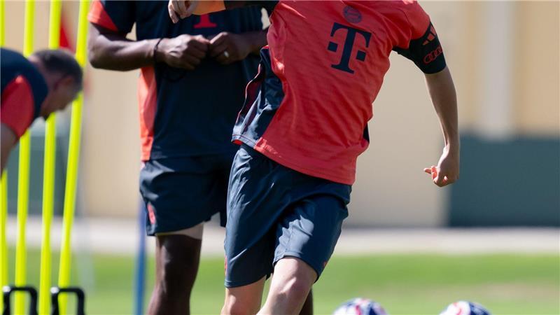 Ein neues Bayern-Sternchen funkelt: Wer ist Lennart Karl? Bayern-Trainer Vincent Kompany schaut bei Lennart Karl ganz genau hin. Seinen Debüteinsatz hatte sich das große Talent im Training verdient.