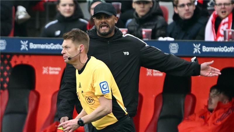 Bayern-Trainer Vincent Kompany spricht mit Schiedsrichter Christian Dingert. (Archivbild)