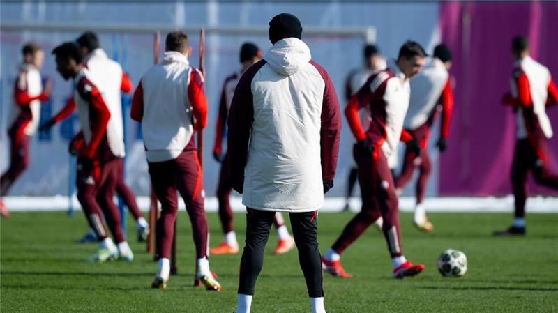 Bayern-Trainer Vincent Kompany (vorne) beobachtet seine Spieler beim Training.