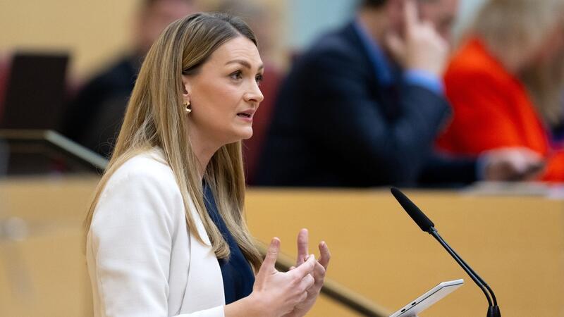Bayern kündigt kritische Prüfung von Cannabis-Freigabe an Bayern sei entschlossen, sich gegen den gefährlichen Konsum von Cannabis zu stemmen, sagt Gesundheitsministerin Judith Gerlach (CSU).