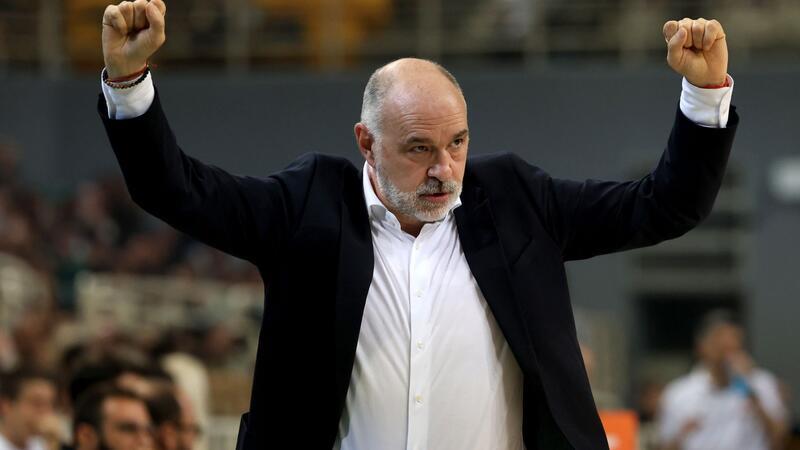 Bayerns Basketballer gewinnen bei Aufsteiger Vechta Bayerns Cheftrainer Pablo Laso jubelt.