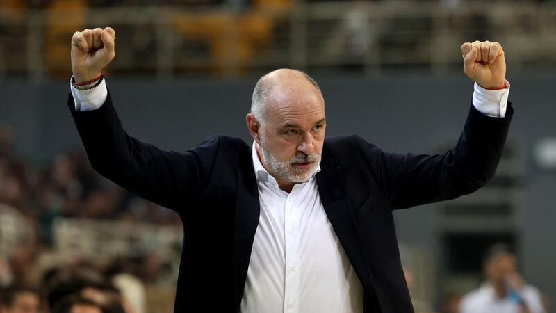 Bayerns Basketballer bauen gegen Oldenburg Siegesserie aus Bayerns Cheftrainer Pablo Laso jubelt.