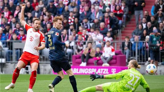 Bayerns Harry Kane (l) erzielte beim Sieg gegen Mainz drei Tore.
