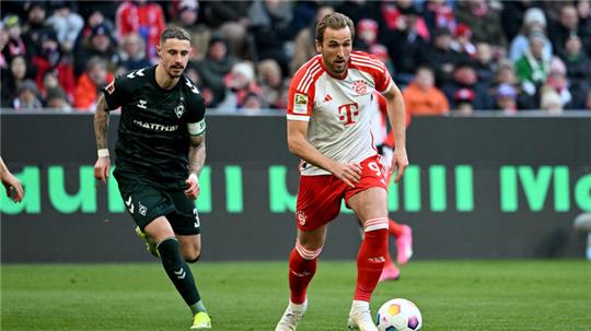 Bayerns Harry Kane (r) und Bremens Marco Friedl kämpfen um den Ball.