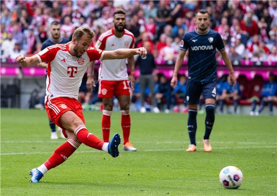 Bayerns Harry Kane trifft zum 2:0 gegen Bochum.