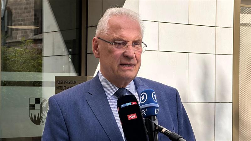 Bayerns Innenminister Joachim Herrmann (CSU) sprach auf einer Pressekonferenz von „Brandanschlägen“.