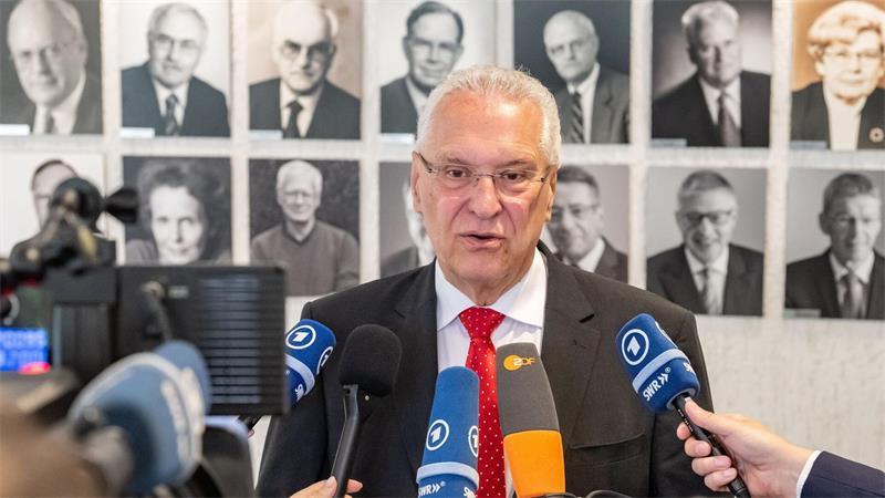 Darf Bayerns Polizei mehr als das Grundgesetz erlaubt? Bayerns Innenminister Joachim Herrmann (CSU) verteidigt in Karlsruhe das bayerische Gesetz.
