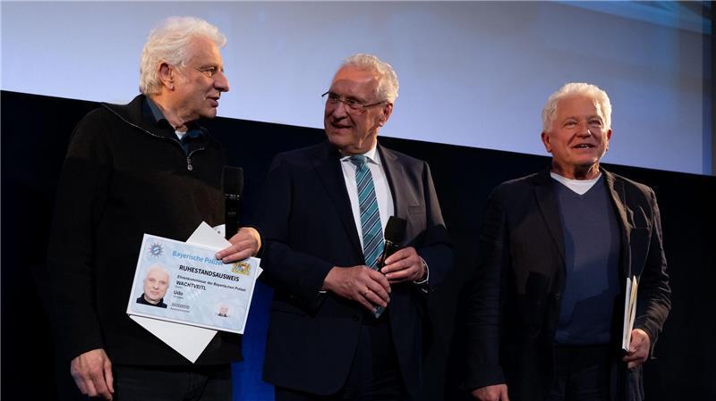 „Tatort“-Abschied für Nemec und Wachtveitl Bayerns Innenminister Joachim Herrmann überreichte den Ehrenkommissaren ihre Ruhestandsurkunde.