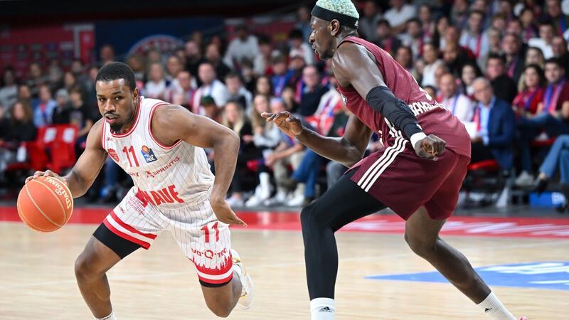 Bayerns Isaac Bonga (r) versucht Würzburgs Isaiah Washington zu verteidigen.