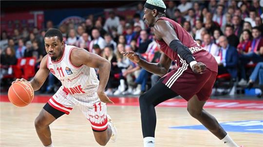 Bayerns Isaac Bonga (r) versucht Würzburgs Isaiah Washington zu verteidigen.