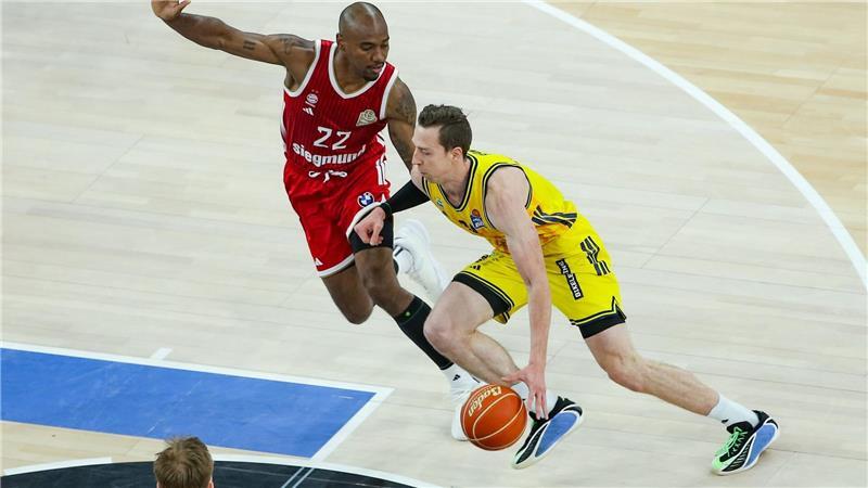 Bayerns Isiaha Mike (links) und Justin Bean von Alba Berlin kämpfen um den Ball.
