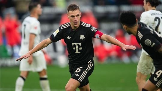 Bayern siegt sich zum Europarekord - RB demütigt Wagners FCA Bayerns Joshua Kimmich jubelt über sein Führungstor in Mönchengladbach.