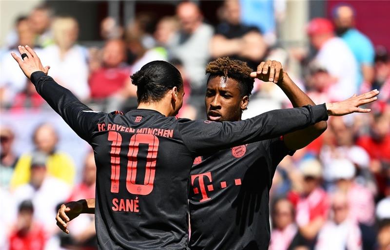 Dortmund verpatzt die Meisterschaft - Musiala schießt Bayern zum Titel Bayerns Kingsley Coman (rechts) jubelt mit Teamkollege Leroy Sané über seinen Treffer zum 1:0. Foto: Federico Gambarini/dpa