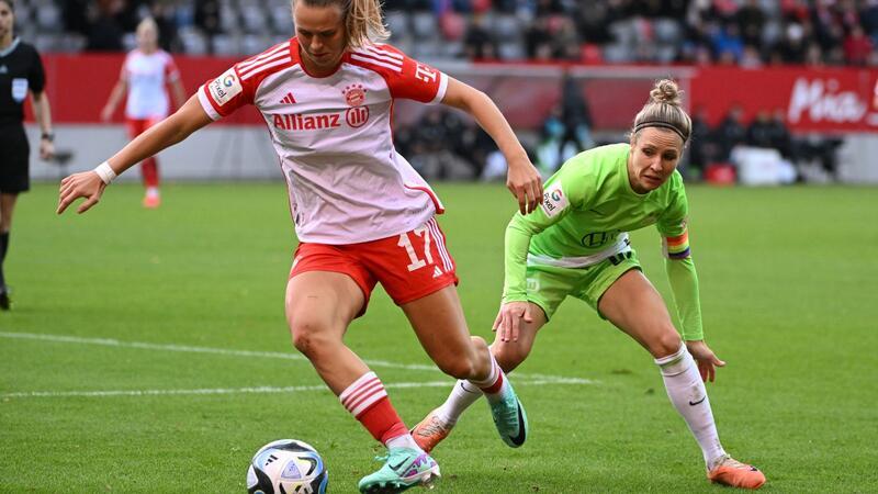 Bayern und Wolfsburg spielen in Dresden um Frauen-Supercup Bayerns Klara Bühl (l) kämpft mit Wolfsburgs Svenja Huth um den Ball.