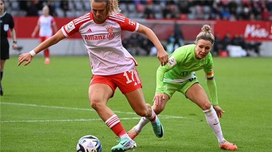 Bayerns Klara Bühl (l) kämpft mit Wolfsburgs Svenja Huth um den Ball.