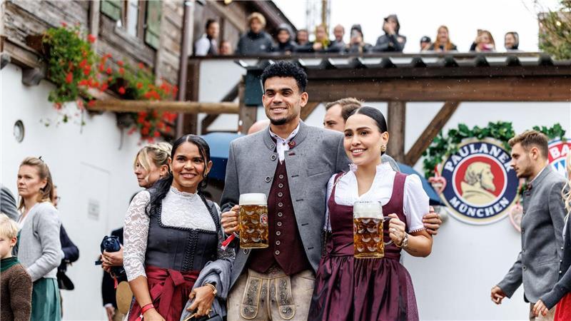 Bayerns Königstransfer Luis Díaz posierte nach seinem Gala-Auftritt in Frankfurt mit seiner Frau Geraldine Ponce (r) auf dem Oktoberfest.