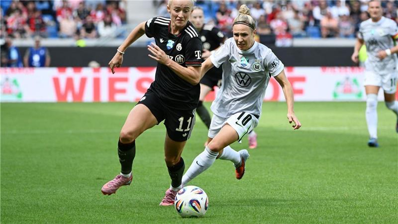 „Extrem schön“: Oberdorf-Comeback bei Bayerns Supercup-Sieg Bayerns Lea Schüller im Duell mit der Wolfsburgerin Svenja Huth.