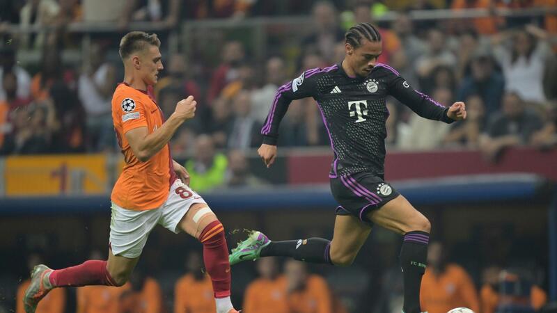 Eiskalte Bayern siegen in Istanbul - Rekordserien ausgebaut Bayerns Leroy Sané (r) im Laufduell mit Kazimcan Karatas.