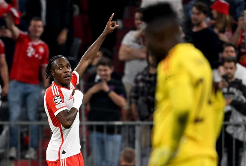 „Big Point” in „rosaroter Wunderwelt” - Jubilar lobt Joker Bayerns Mathys Tel bejubelt sein Tor zum zwischenzeitlichen 4:2 gegen Manchester United.