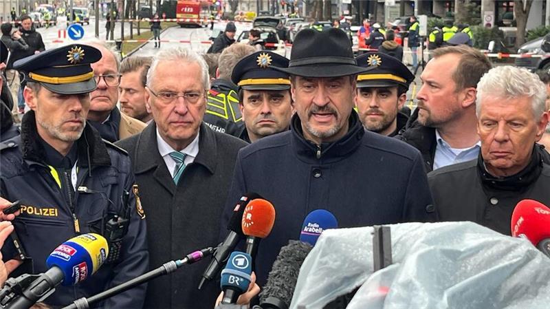 Bayerns Ministerpräsident Markus Söder (CSU, 2.v.r.) ist nach dem mutmaßlichen Anschlag nicht der Einzige, der Konsequenzen fordert.