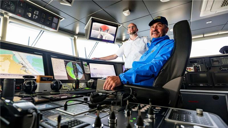 Söder auf Reisen - Ein Bayer auf Helgoland Bayerns Ministerpräsident Markus Söder (CSU) auf der Brücke des 12.000 PS starken „Halunder Jets“.
