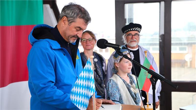 Söder trägt sich ins Goldene Buch von Helgoland ein Bayerns Ministerpräsident Markus Söder (CSU) trägt sich ins Goldene Buch der Gemeinde Helgoland ein.