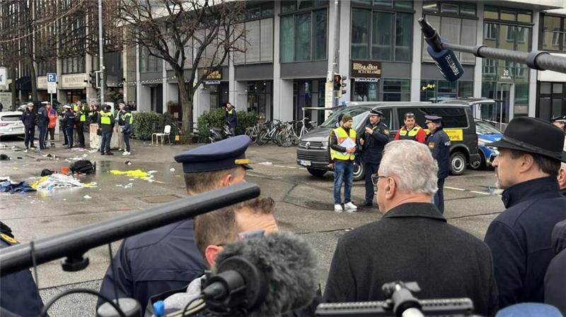 Bayerns Ministerpräsident Markus Söder (CSU) und Landesinnenminister Joachim Herrmann (CSU) am Einsatzort.