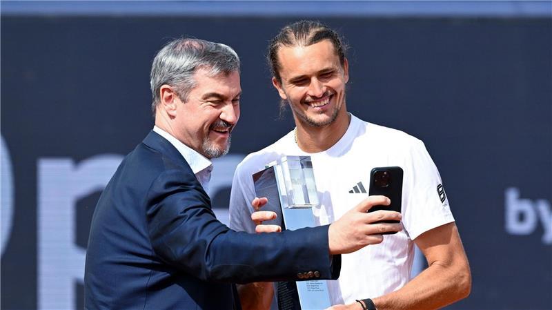 München-Triumph beflügelt Zverev: „Genauso weitermachen“ Bayerns Ministerpräsident Markus Söder machte ein Selfie mit Turniersieger Alexander Zverev.
