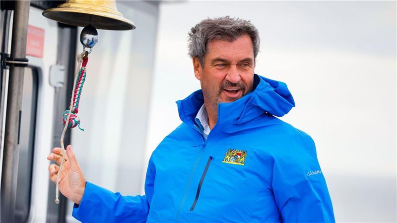 Bilder des Tages Bayerns Ministerpräsident Markus Söder steht an der Schiffsglocke während einer Reise nach Helgoland.