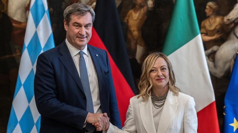 Ein neuer SMS-Kontakt: Söder bei Meloni in Rom Bayerns Ministerpräsident Markus Söder und Italiens Regierungschefin Giorgia Meloni sind sich in energie-, verkehrs- und asylpolitischen Fragen recht einig.