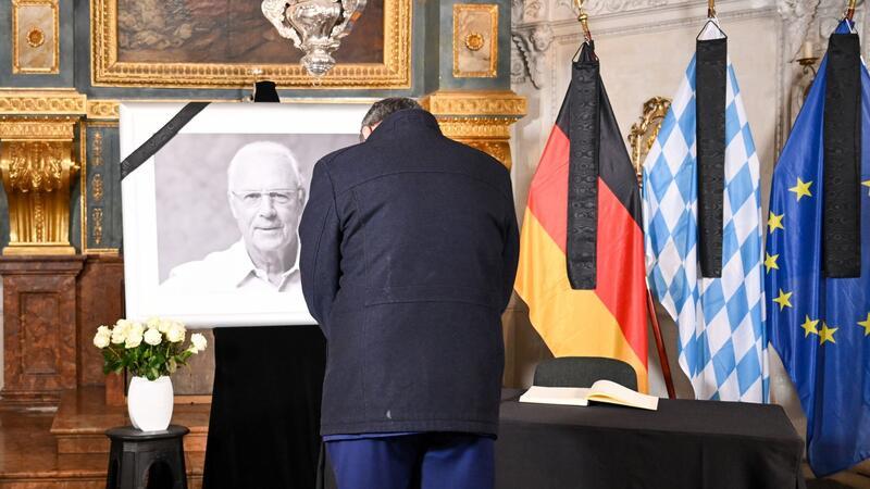 Söder und Bayern-Spitze gedenken Beckenbauer Bayerns Ministerpräsident Markus Söder verneigt sich vor dem Porträt von Franz Beckenbauer.