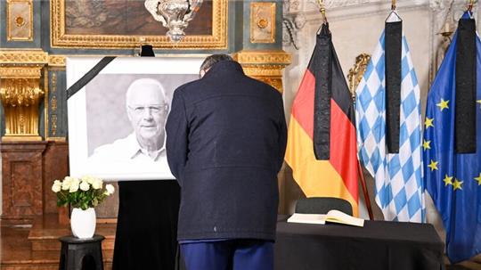 Bayerns Ministerpräsident Markus Söder verneigt sich vor dem Porträt von Franz Beckenbauer.