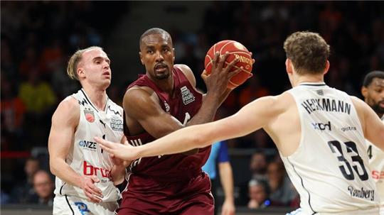 Bayerns bester Werfer beim Erfolg gegen Bamberg: Serge Ibaka (M).