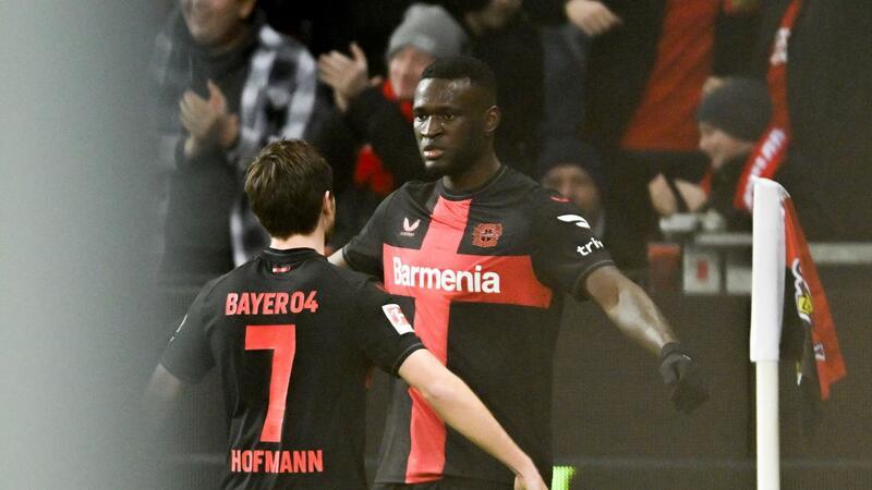 3:0 gegen Frankfurt: Leverkusen Weihnachtsmeister Bayers Victor Boniface (r) feiert sein Tor zum 1:0 mit Bayers Jonas Hofmann.