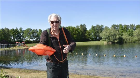„Baywatch-Klaus“ Klaus Kläre hatte sich zum Rettungsschwimmer ausbilden lassen, um den Fredenbecker Badesee weiter betreiben zu können.