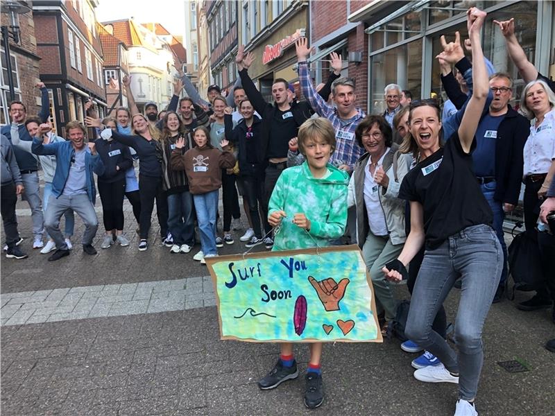 Surfpark-Freunde machen nach Ratsentscheidung die Welle Beachparty- Stimmung vor dem Rathaus: Die Surfpark-Befürworter feiern den Ratsbeschluss. Foto: Strüning