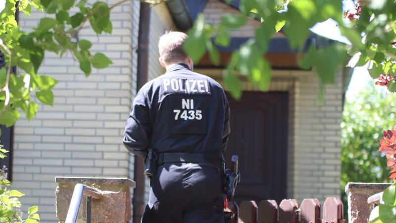 Beamte der Bereitschaftspolizei Lüneburg gingen in den Ostedörfern von Behrste bis Kranenburg von Haus zu Haus.