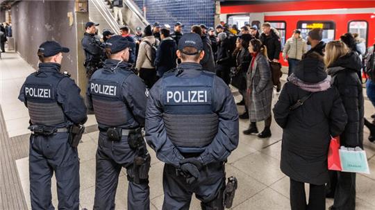 Beamte der Bundespolizei entscheiden an einer Kontrollstelle im Hauptbahnhof Hamburg, wer anschließend zur Durchsetzung des Waffenverbots kontrolliert werden soll (Archivbild).