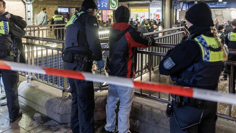 Beamte der Bundespolizei kontrollieren Fahrgäste am Hamburger Hauptbahnhof.
